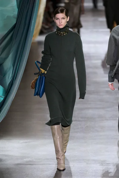 Look 16